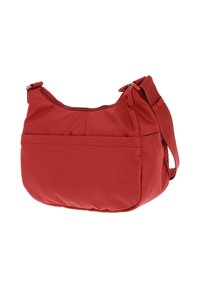 Sac à épaule en tissu rouge avec une surface texturée, fermeture éclair et bandoulière réglable. Dispose d'une poche avant pour un rangement supplémentaire.