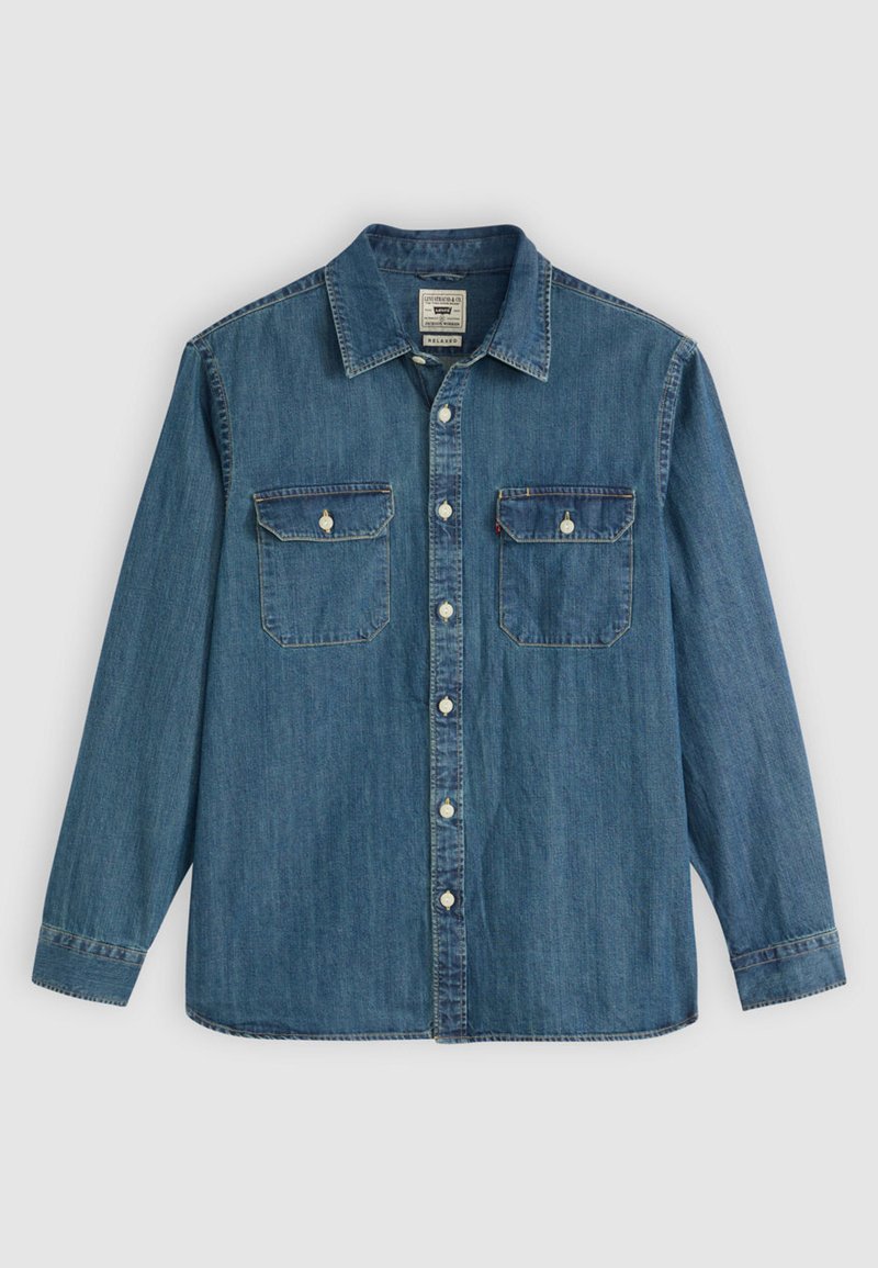 Camicia di jeans blu con maniche lunghe, fronte con bottoni, due tasche sul petto e colletto. Caratterizzata da cuciture decorative e una vestibilità comoda.