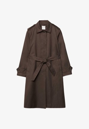 Trench coat lungo color marrone scuro con colletto, bottoni sul davanti, cintura in vita, polsini con bottoni e spalline sulle spalle.
