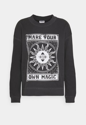 Czarna bluza z białą grafiką słońca i oka oraz napisem "Make Your Own Magic" z przodu.