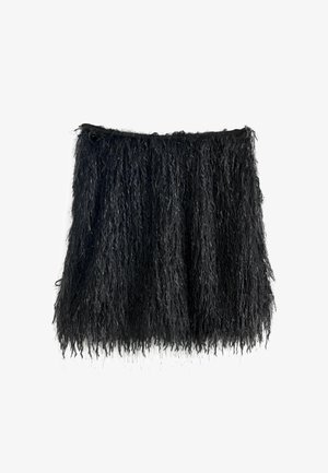 Czarna spódnica z frędzlami, wykonana z teksturowanej tkaniny, z długimi pasmami i metalicznymi akcentami dla dodatkowego wykończenia. Lekka i zwiewna konstrukcja.