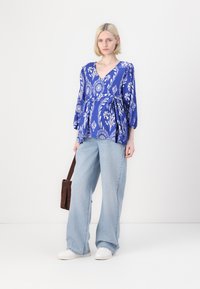 ONLY MATERNITY OLMCOBAIN WIDE - Relaxed fit -farkut - light blue denim