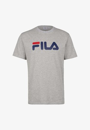 T-shirt en coton gris avec un grand logo FILA en bleu marine et rouge sur la poitrine. Col rond classique et manches courtes.
