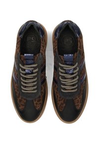 Bruine en zwarte sneakers met panterprint, voorzien van accenten van suede en lakleer, platte veters en een gumrubberen zool. Bevat paarse en rode strepen.