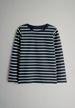 Prugeasta majica dugih rukava u mornarsko plavoj i bijeloj boji, sa okruglim izrezom i mekim pamučnim materijalom, s ravnomjerno raspoređenim horizontalnim prugama.
