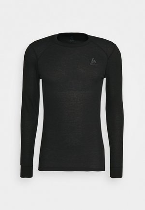 T-shirt thermique noir à manches longues avec un col rond, fabriqué à partir d'un tissu léger, arborant un logo discret sur la poitrine et des poignets ajustés.