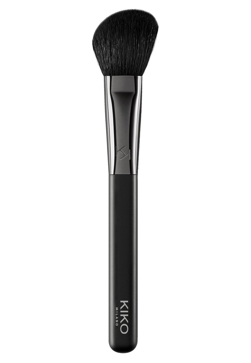 Schwarzer Makeup-Pinsel mit flachem, abgerundetem Borstenkopf und schlankem schwarzen Griff, der das Logo "KIKO MILANO" trägt.