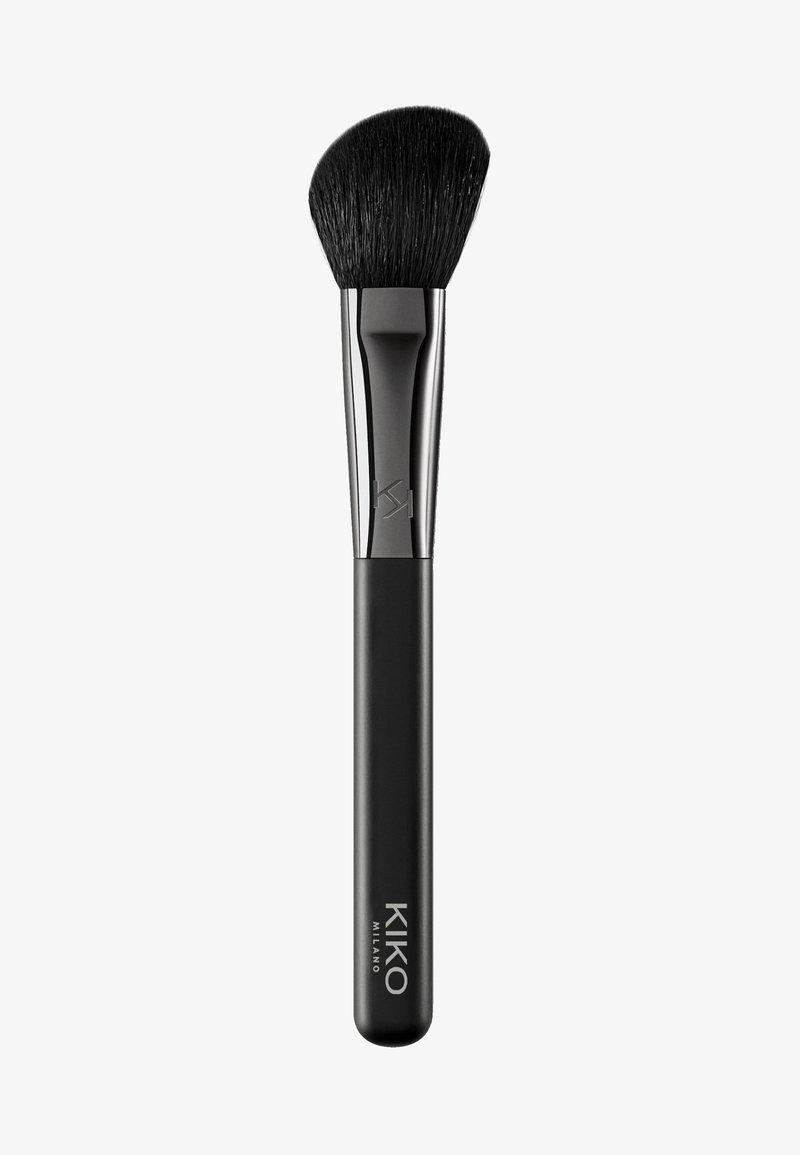 Schwarzer Makeup-Pinsel mit flachem, abgerundetem Borstenkopf und schlankem schwarzen Griff, der das Logo "KIKO MILANO" trägt.