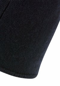 Gebreide zwarte wollen beanie met een zachte textuur en een geribd ontwerp, met een naadloze afgeronde rand en zonder zichtbare hardware of accenten.