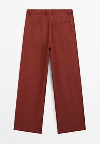 Pantalon large en lin rouge avec une texture lisse, passants pour ceinture et une poche arrière. Design avant plat, avec une coupe décontractée.