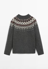 Pull en maille gris foncé avec un col rond et un motif géométrique nordique blanc et marron sur la poitrine et les épaules.