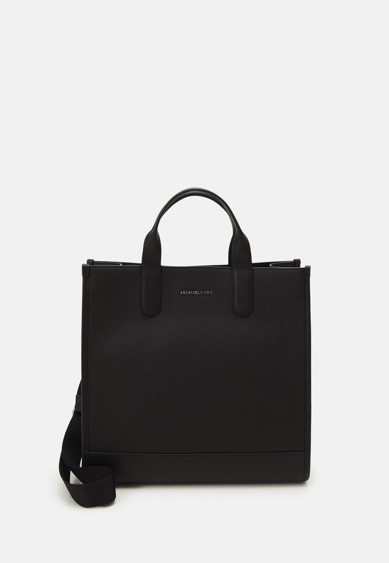 Bolso tote de cuero negro con superficie texturizada, asas superiores y correa para el hombro desmontable. Presenta un detalle del logo en la parte frontal.