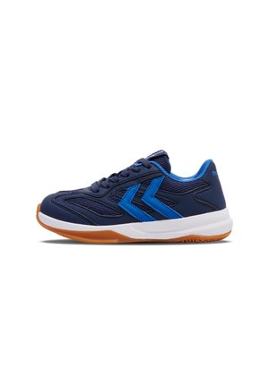 Chaussure de sport marine avec des accents bleus, des détails en mesh et une semelle en caoutchouc. Dispose d'un col rembourré et d'un système de laçage pour le soutien.