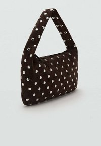 Braune Wildleder-Handtasche mit weißen Punkten, mit einer strukturierten Form und einem einzelnen Tragegriff. Reißverschluss oben.