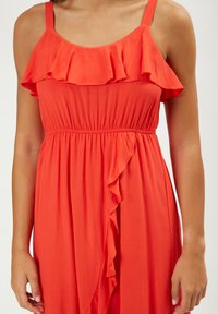 INFLUENCER FLOUNCED  - Vestido informal - lobster