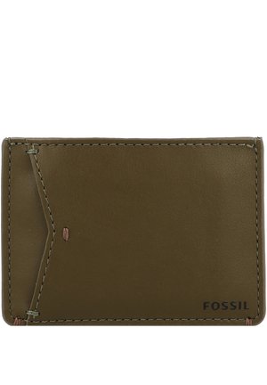 Portefeuille en cuir vert olive, en forme rectangulaire slim, avec des coutures robustes, présente une découpe en accent et un logo embossé dans le coin inférieur.