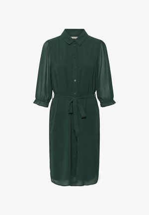 Vestido verde bosque hecho de una tela ligera, con cuello de solapas, cierre de botones en la parte delantera, mangas de tres cuartos y un cinturón a juego.