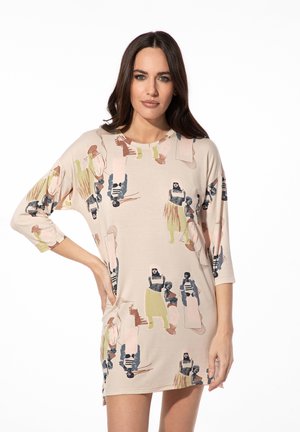 Korte mouwen beige jurk met een artistieke afdruk van figuren in verschillende kleuren, met een ronde halslijn en een losse pasvorm.