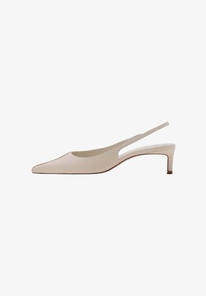 Scarpa slingback in pelle beige con punta appuntita e tacco basso a blocchetto, vista di profilo su sfondo bianco.