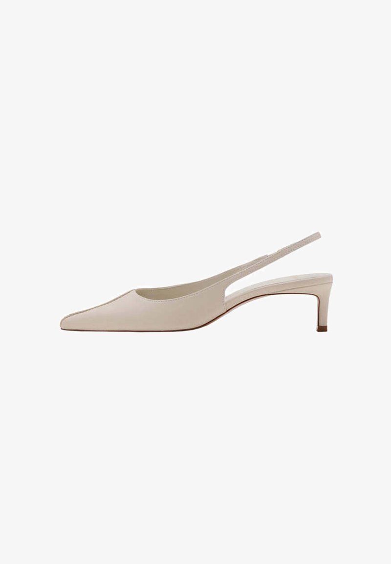 Chaussure slingback en cuir beige avec bout pointu et petit talon bloc, vue de côté sur fond blanc.