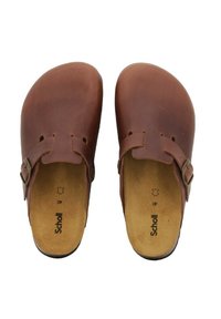 Zoccoli in pelle marrone con retro aperto, dettaglio con fibbia regolabile e logo impresso sulla soletta. Superficie liscia con una texture naturale.