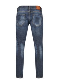 Jean en denim bleu slim-fit avec une finition délavée, doté d'une patch en cuir marron au niveau de la taille et de deux poches arrière avec un design courbé.
