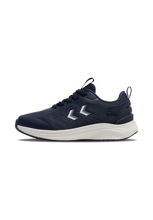 Marineblå atletiksneaker med hvid sål, mesh-overdel, snørelukning, trækflapper ved hæl og tunge samt to hvide chevron-logoer på siden.