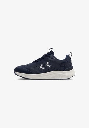 Granatowy sportowy sneaker z białą podeszwą, cholewką z siateczki, sznurowanym zapięciem, pętelkami na pięcie i języku oraz dwoma białymi logo w kształcie szewronu po boku.