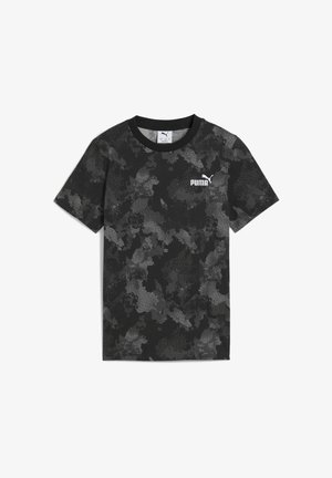 Camiseta negra con patrón de camuflaje gris, de mangas cortas y cuello redondo; presenta un logo blanco de Puma en el lado izquierdo del pecho.
