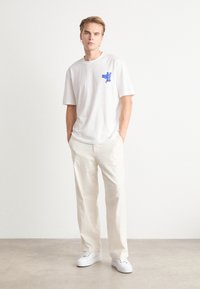 HUGO NOLLICO - Μπλουζάκι με στάμπα - white