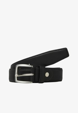 Crni kožni remen sa srebrnom metalnom kopčom, glatke teksture i prošivenim detaljima duž rubova.