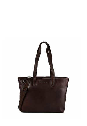 Donkerbruine leren shopper met twee lange hengsels en een verstelbare schouderriem op een witte achtergrond.