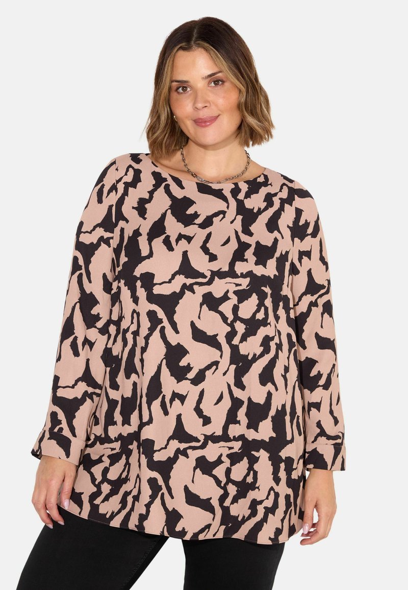 Blusa a maniche lunghe beige con un motivo astratto nero, dotata di scollo rotondo e vestibilità leggermente ampia. Tessuto morbido, stile casual.