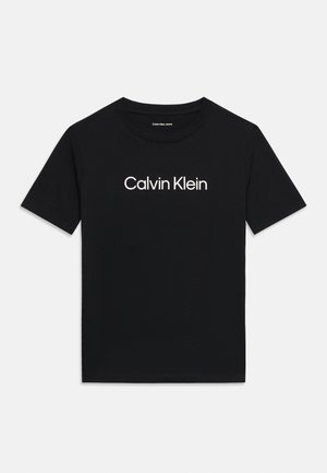T-shirt nera a maniche corte con collo rotondo e logo "Calvin Klein" bianco al centro del petto su uno sfondo semplice.