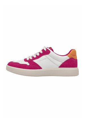 Rosa och vit sneaker i mocka och läder, rund tå, snörning och kontrasterande orange hälaccent. Flat gummisula.
