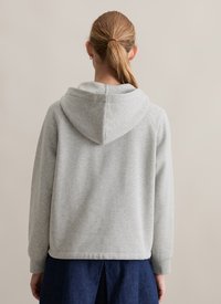 Grauer Kapuzenpullover mit lockerer Passform, Raglanärmeln und weicher Textur. Verfügt über eine doppellagige Kapuze und gerippte Bündchen.