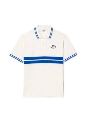 Polo blanc à manches courtes avec double bande bleue sur la poitrine et les manches, deux boutons et un petit écusson logo crocodile à l’avant.