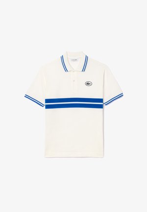 Weißes Polohemd mit kurzen Ärmeln, blauen Doppelstreifen auf Brust und Ärmeln, zwei Knöpfen und einem kleinen Krokodil-Logo auf der Vorderseite.