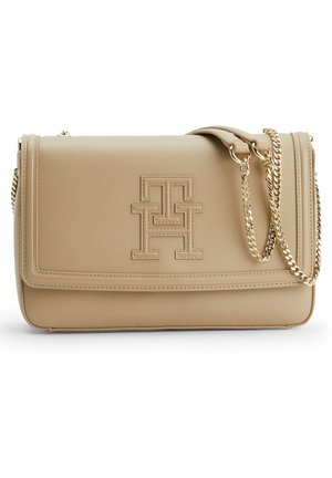 Bolso bandolera de piel sintética beige con logotipo en relieve, forma rectangular, correa de cadena dorada y detalles de costura.