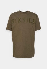 Camiseta color verde oliva de algodón, con "SIKSILK" bordado en verde más oscuro en la parte frontal. Cuello redondo clásico y mangas cortas.