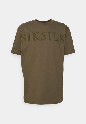 T-shirt vert olive en coton, avec "SIKSILK" brodé en vert plus foncé sur le devant. Col rond classique et manches courtes.