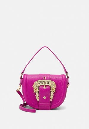 Sac à main en cuir rose vif avec poignée supérieure, boucle ornée dorée avec logo "Versace Jeans Couture" et bandoulière amovible.