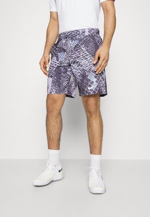 Lila gemusterte Sportshorts mit einem grafischen Design, das sich überschneidende Linien und Formen zeigt. Mit elastischem Bund und Taschen.