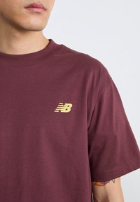 New Balance SPORT ESSENTIALS LOGO - Marškinėliai su spaudiniu - faded plum