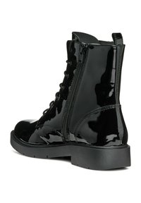 Bottines en cuir verni noir avec un bout rond, un laçage à l'avant et une fermeture éclair sur le côté. Comprend une semelle en caoutchouc épaisse et une semelle à forte adhérence.