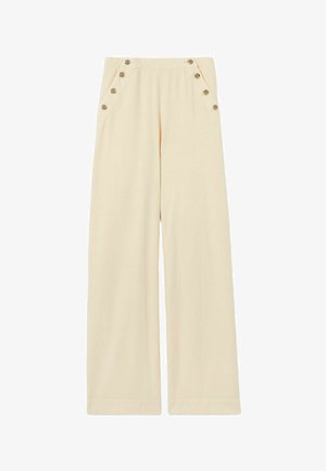 Pantaloni beige a gamba larga con sei bottoni dorati decorativi, tre su ciascun lato vicino alla vita e alle tasche.