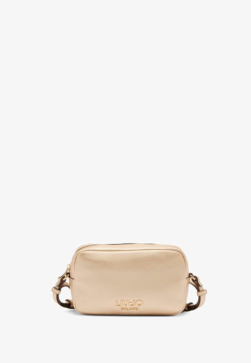 Goldene Leder-Crossbody-Tasche mit strukturiertem Finish, rechteckiger Form, oberem Reißverschluss und abnehmbarem Schultergurt; geprägtes Logo auf der Vorderseite.