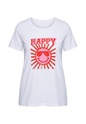 Weißes T-Shirt mit rotem Motiv einer lächelnden Sonne, die Sonnenbrillen trägt, und dem Wort „HAPPY“ in fetten roten Buchstaben über der Sonne.