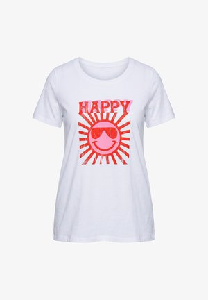 Weißes T-Shirt mit rotem Motiv einer lächelnden Sonne, die Sonnenbrillen trägt, und dem Wort „HAPPY“ in fetten roten Buchstaben über der Sonne.
