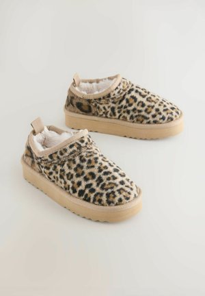 Leopardmönstrade slip-on-skor med mjukt innerskor, beige trim och texturerad sula för grepp. Mjuk plyschfabrik ger värme och komfort.